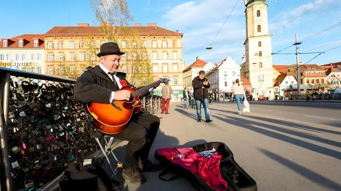 Christoph Kotter spielt seit acht Jahren als Straßenmusiker nicht nur in Graz auf