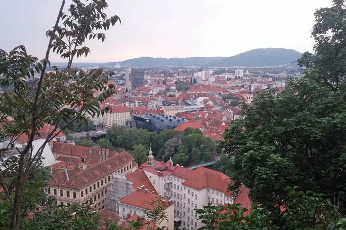 Das Kunsthaus entfaltet seine volle architektonische Wirkung vom Schloßberg aus. Ebenerdig ist der Blick durch die Bäume an der Muruferböschung stark eingeschränkt, wie Touristiker immer wieder kritisieren.