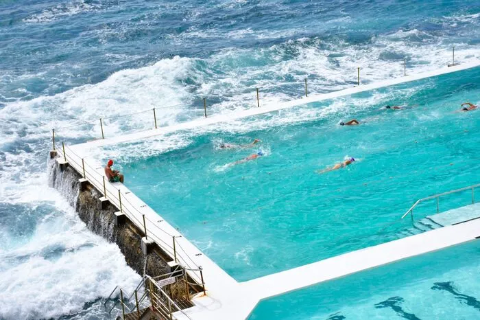 Wer im 1929 gegründeten "Bondi Icebergs Club" Mitglied werden will, muss jedoch einen Aufnahmetest bestehen. Dazu gehört, dass man fünf australische Winter (Mai bis September) in Folge an drei von vier Sonntagen geschwommen haben muss. Damit die Sache nicht zu einfach wird, werden zur Eröffnung der Saison noch Eisblöcke ins Salzwasser gekippt. Das Wasser kann aber auch so ziemlich kalt sein. Außerdem krachen immer mal wieder Wellen ins Becken.