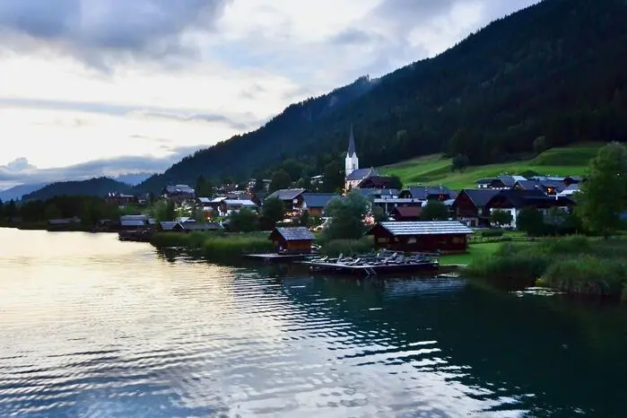 „Floßkonzerte gibt es nur bei uns, sonst nirgends“, weiß Musikobmann Christoph Rupitsch, „fünfmal in der Saison fahren wir musizierend verschiedene Streckenabschnitte am See zwischen Praditz und Neusach ab.“
