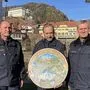 Karl Holzer (r.) und Siegmund Schnabl überbrachten Martin Kargl (M.) ein Abschiedsgeschenk