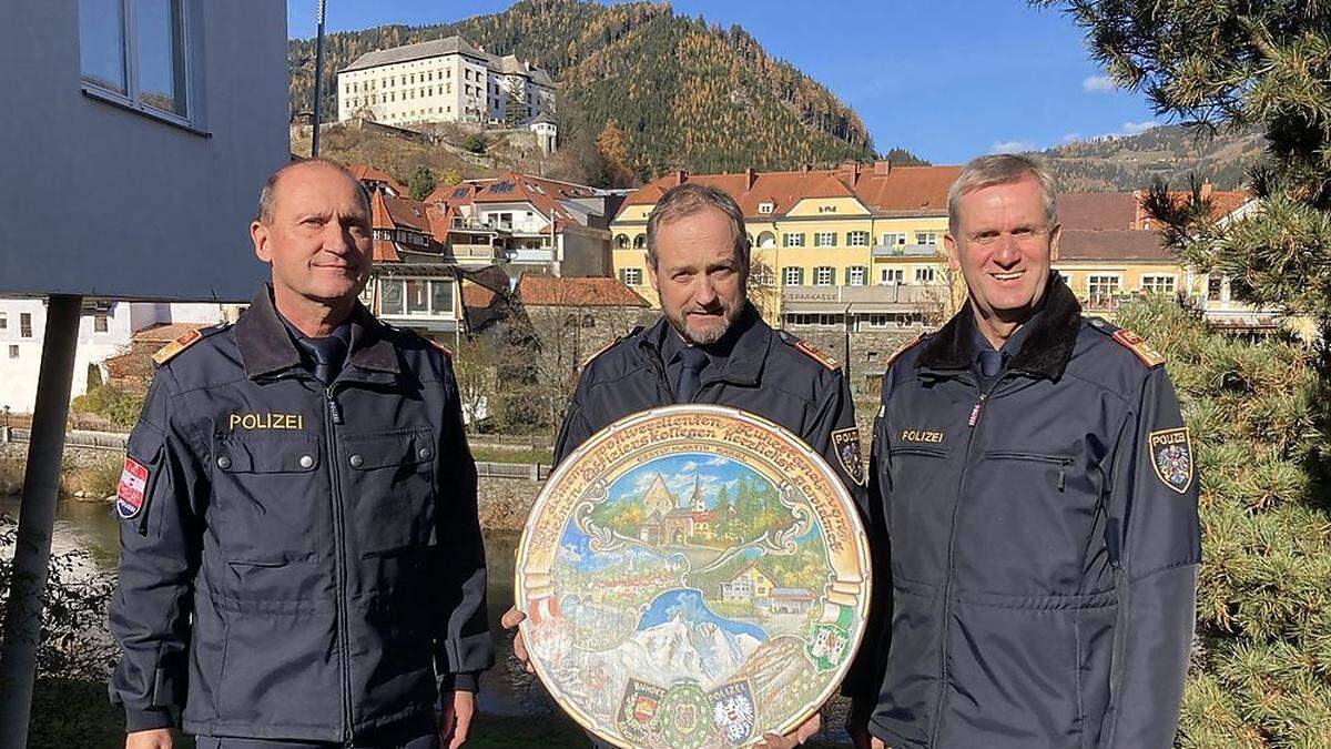 Karl Holzer (r.) und Siegmund Schnabl überbrachten Martin Kargl (M.) ein Abschiedsgeschenk