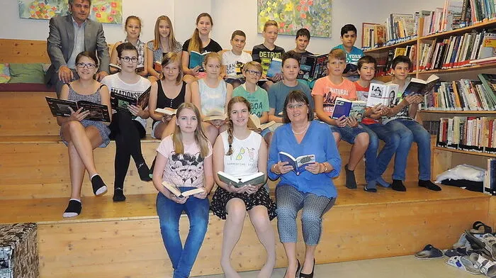 Gabriele Bichler und Direktor Johann Wendler mit Schülern der 2D, die als erste Klasse den Bibliotheksführerschein abgelegt hat