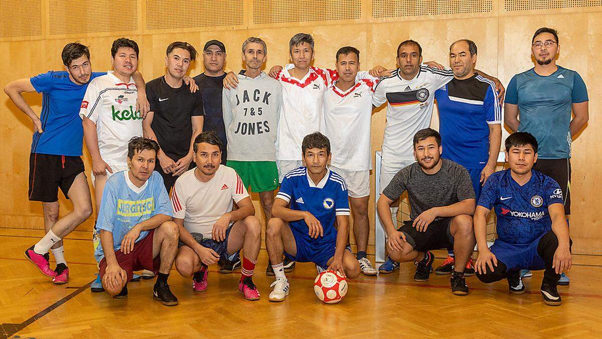 Ein Teil des FC International beim Training im Turnsaal des Ingeborg-Bachmann-Gymnasiums