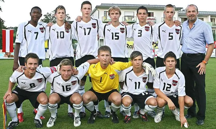 Kapitän Tobias Kainz mit der Nummer 8 links vorne, David Alaba gleich dahinter