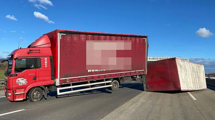 Bei Sturm ist am Donnerstagvormittag auf der Südautobahn im Bereich der Anschlussstelle Industriezentrum NÖ-Süd ein Lkw umgekippt. Vier Spuren in Fahrtrichtung Graz waren blockiert.