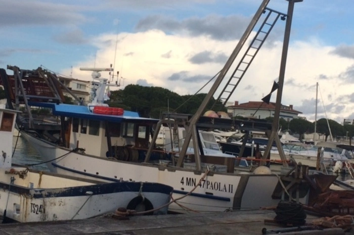 Fischerboote im Hafen von Lignano sind seltengeworden. Heute dominieren statt der Arbeitsgeräte noble Jachten. Lignano verfügt über das größte Angebot an Liegeplätzen für Sportbootfahrer an der Adria.