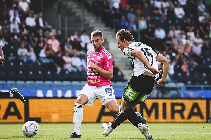 Trotz 80-minütiger Überzahl und spielerischer Überlegenheit kann Sturm gegen den TSV Hartberg nicht gewinnen. Das Spiel endet 0:0. Durch dieses Spiel verlieren die Grazer den Anschluss an die Tabellenspitze und haben nach sieben Runden bereits drei Unentschieden bei drei Siegen und einer Niederlage.