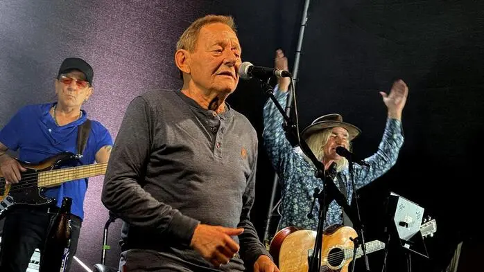 Der „legendäre“ Austropop-Barde auf der Thermenland-Bühne in Fürstenfeld