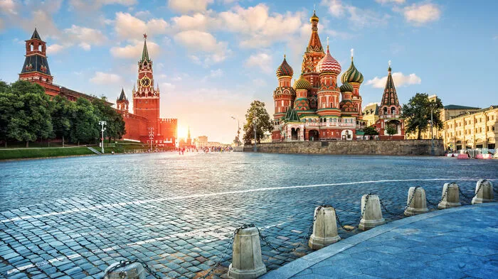 Der Rote Platz in Moskau zählt wohl zu den berühmtesten Plätzen der Welt. Auf der einen Seite erhebt sich der Kreml, eine alte Festung, die heute auch Sitz des Staatspräsidenten Wladimir Putin ist. Auf der anderen Seite beeindruckt die St. Basilius-Kathedrale mit ihren bunten Türmchen im altrussischen Stil. Die Reportage zur Fotostrecke lesen Sie hier.