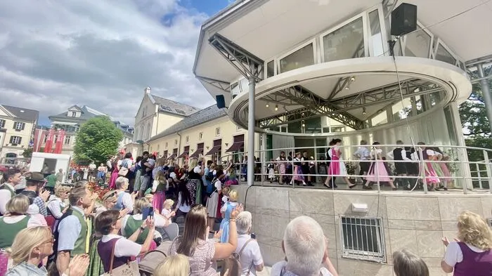 Bei Kaiserwetter tanzten Kinder der drei Volksschulen Ausseerland im Kurpavillon