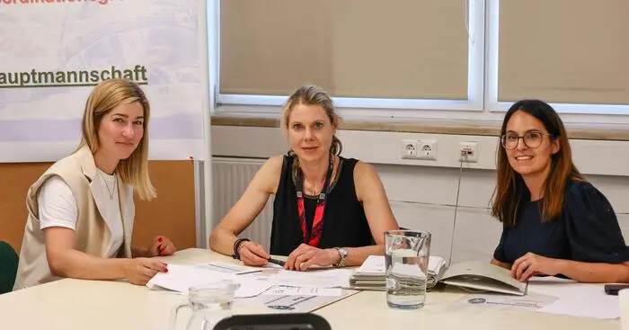 Nina Pölzl (Mitte) mit Madeleine Maier (Leiterin der Stabsarbeit, links) und Jasmine Grasser (Leiterin Sicherheitsreferat)
