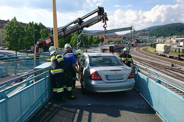Weitere Personen kamen bei dem Vorfall nicht zu Schaden. Das Fahrzeug wurde beschädigt, auch die Brücke nahm leichten Schaden.