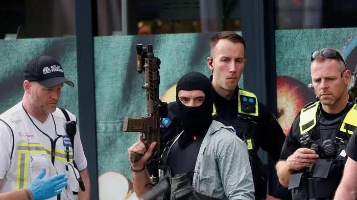 In dem Supermarkt im Süden Berlins hielt ein Mann seit dem späten Freitagabend eine Frau als Geisel