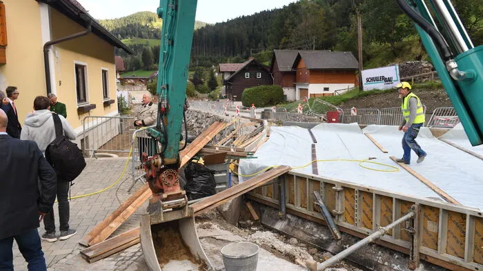 Im Ortszentrum von Ratten wird eine Brücke erneuert. Insgesamt entstehen vier neue Brücken.