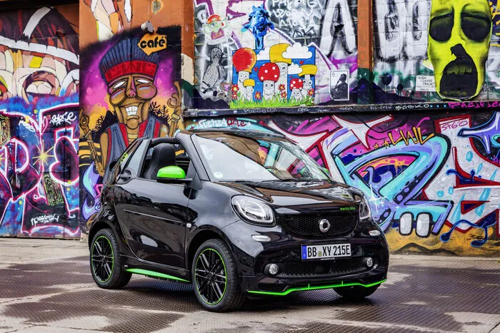 Als ausgewiesener Großstadtexperte läuft der Smart mit E-Antrieb zur Höchstform auf. Die zweite Generation kommt 2017 und ist sowohl als Fortwo als auch als Forfour erhältlich. Kooperationspartner Renault liefert den Motor mit 61 kW. Das reicht für 130 km/h Spitze. Marktstart: Ende 2017Preis: Ab ca. 23.000 EuroMaximale Leistung: 61 kWMaximale Reichweite: 160 kmKofferraumvolumen: 260 LiterAbmessungen: 2695/1663/1555 mm L/B/H