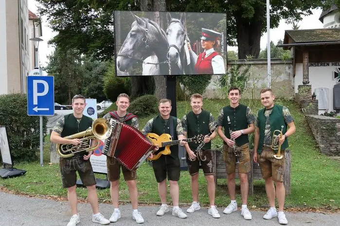 Musikalisch begleitet wurden die zahlreichen Teilnehmer von den Gruppen Steirermusi, die Ondrucka, Belgier Spitzbuam und 5e Samma.