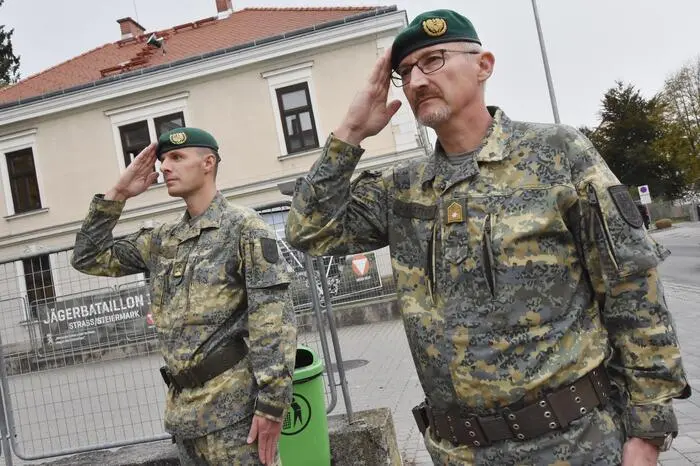 Neben dem Kommandanten der 3. Jägerbrigade, Brigadier Christian Habersatter und Bundesrat Markus Leinfellner nahmen auch Vertreter der Straßer Partnerverbände aus Deutschland und Slowenien sowie weitere Spitzen aus Politik und Wirtschaft an der Gedenkfeier teil.