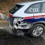 Ein Polizeiauto wurde von dem Schlepperfahrzeug beschädigt