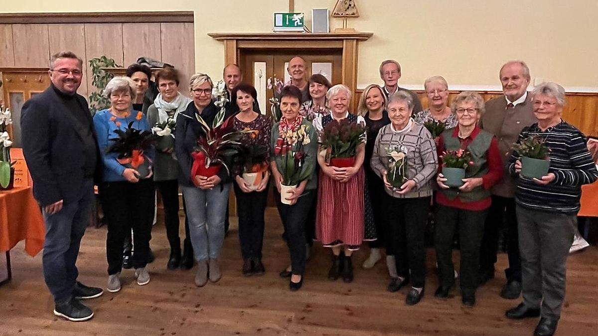 Die diesjährigen Preisträgerinnen und Preisträger des Blumenschmuckbewerbes