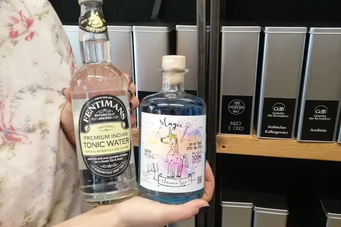 Würze in flüssiger Form: Mischt man den Gin mit dem Tonic Water, färbt er sich pink