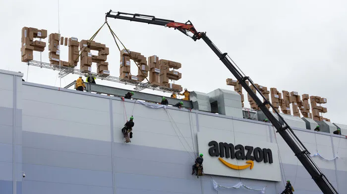 Im niedersächsischen Winsen (Luhe) protestierte Greenpeace mit einer Kletteraktion gegen die Vernichtung zurückgesandter neuer Waren bei Amazon.