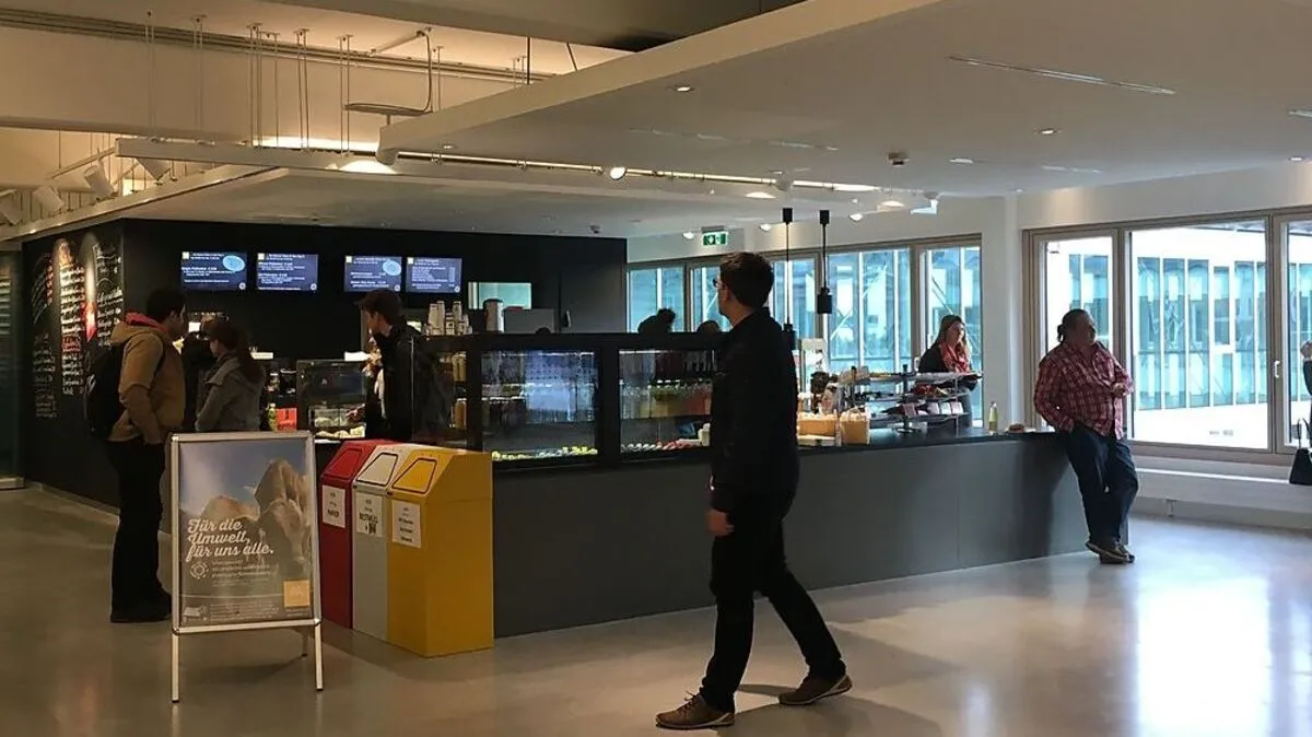 Zwei Kassen sorgen am Mensa-Buffet für kurze Wartezeiten