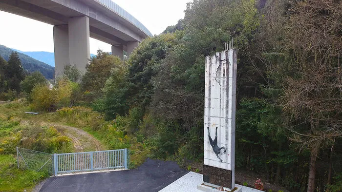 Das 30 Tonnen schwere Denkmal, das einen Brückenpfeiler mit herabstürzender Person darstellt, wurde nun - 45 Jahre nach dem Ereignis - in der Nähe der Unglücksstelle aufgestellt.