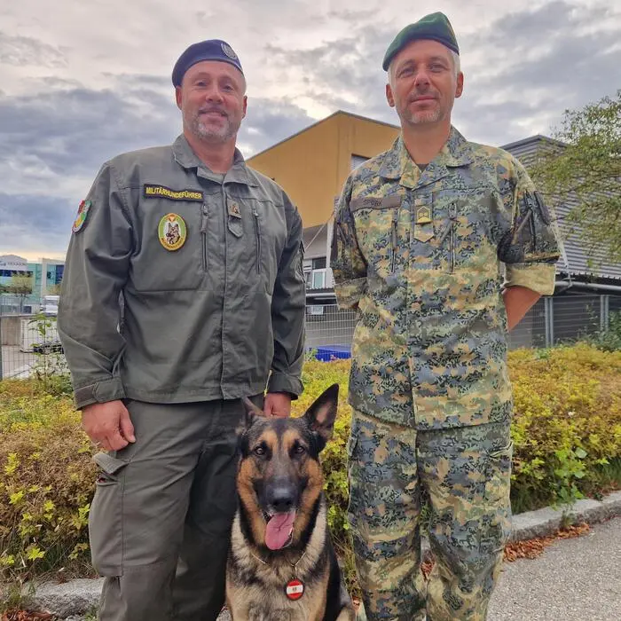 Militärhundeführer Rene Stangl und Presseoffizier Marco Spörk mit Schutz- und Sprengstoffspürhund Ion