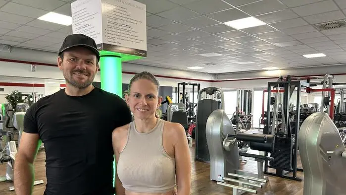 MaxiFit Inhaberin Sabine Schreiber und ihr Ehemann Daniel Schreiber arbeiten seit Herbst fortlaufend an der hauseigenen KI-App die vom Fitness-Coach für Mitglieder bis zur Studioverwaltung sämtliche Bereiche abdeckt