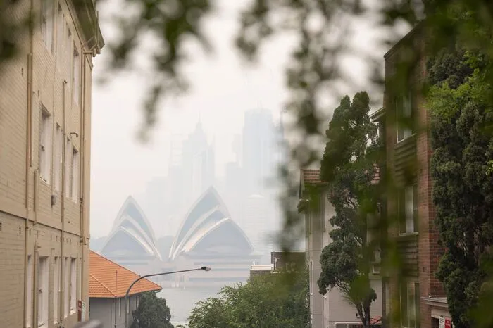 Nördlich von Australiens größter Stadt Sydney wütet weiter ein besonders großes Feuer.