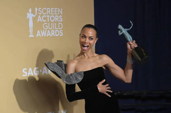 Zoe Saldana strahlte im schulterfreien Abendkleid über ihre Auszeichnung als beste Nebendarstellerin im Musical „Emilia Perez“.