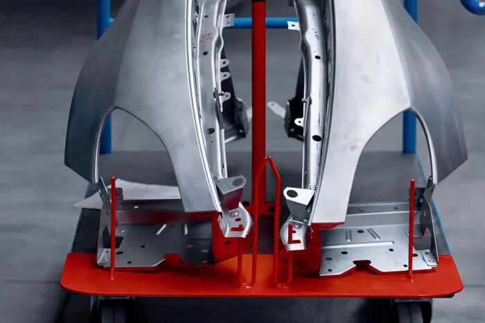 Was unter der Aluhaut stecken wird, dazu macht Renault noch keine verbindlichen Angaben. Gemunkelt wird allerdings von einem Vierzylinder-Turbomotor mit 250 bis 300 PS in Verbindung mit einem Doppelkupplungsgetriebe und einem Leergewicht von rund 1100 Kilogramm. Bei den Beschleunigungswerten legen sich die Franzosen bereits fest: In weniger als 4,5 Sekunden beschleunigt die Alpine von 0 auf 100 km/h.