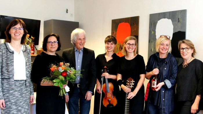 Die Ausstellungseröffnung des preisgekrönten Künstlers Gustav Januš besuchten zahlreiche Kunstfreunde.
