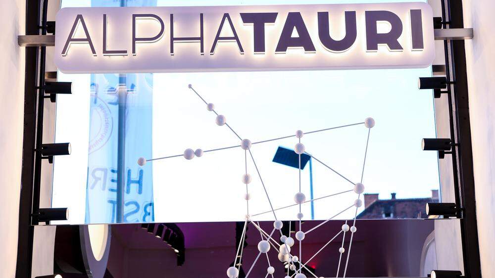 Am Herrengassen-Eck des Rathauses ist der AlphaTauri-Shop