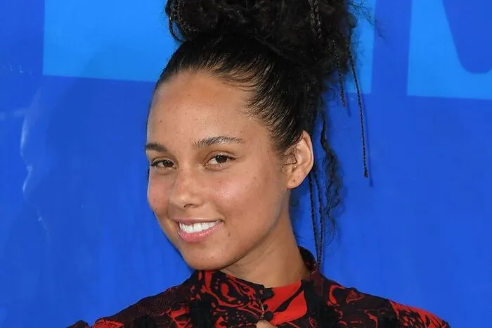 Ohne Make-Up. Aber auch Stars wie Sängerin Alicia Keys begeistern "oben ohne".
