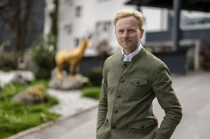 Willi Gabalier wÃÄhrend ServusTVâÄs âÄBares fÃ¼r RaresâÄ in KitzbÃ¼hel, Tirol, Ãsterreich am 26. April, 2023.