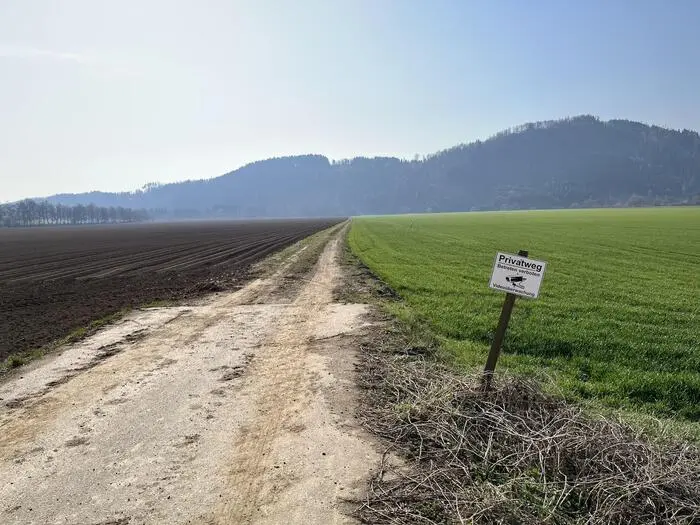 Ein „Betreten verboten“-Schild, das für Unverständnis sorgt. Es befindet sich auf einem Weg neben dem Gasthaus „Glantalerhof“