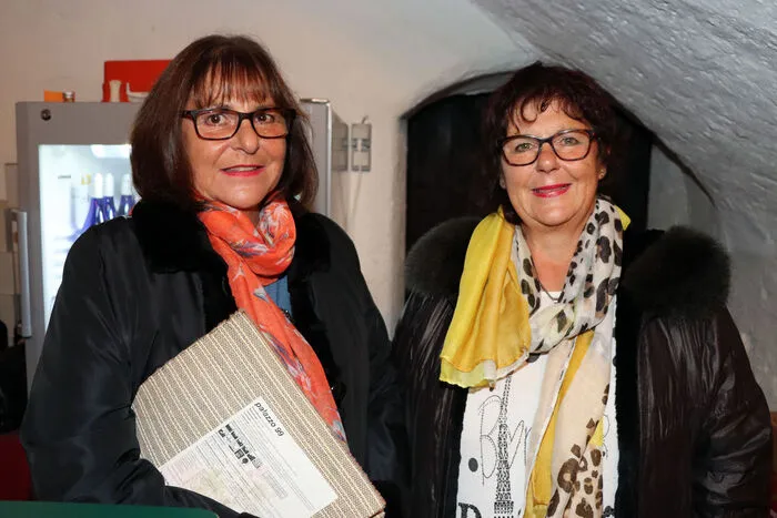 Die Herzogburg-"Herrinnen" Iris und Astrid Panger (von links) freuten sich über den großen Erfolg des neuen Stückes