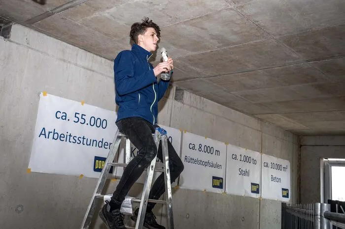 Der jüngste Arbeiter sagte den Gleichenspruch auf.