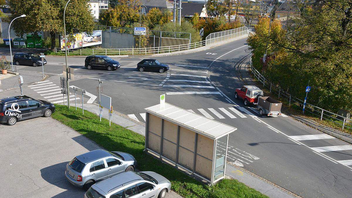 Hier soll anstelle dieser unübersichtlichen Kreuzung ein Kreisverkehr entstehen. Geplanter Baubeginn ist im Frühjahr 2017 