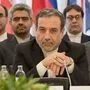  Vizeaußenminister Abbas Araqchi (ganz vorne) mit der iranischen Delegation in Wien 