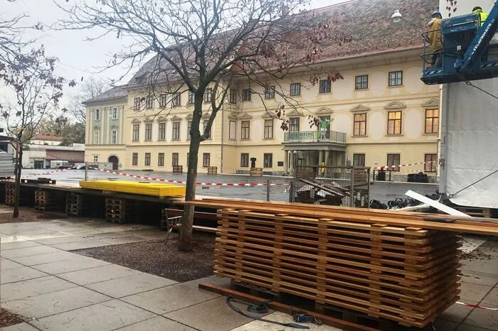 Am Karmeliterplatz wird der Eislaufplatz vorbereitet. Am 15. November wird dort die "Grazer Wunderwelt" wieder eröffnet.