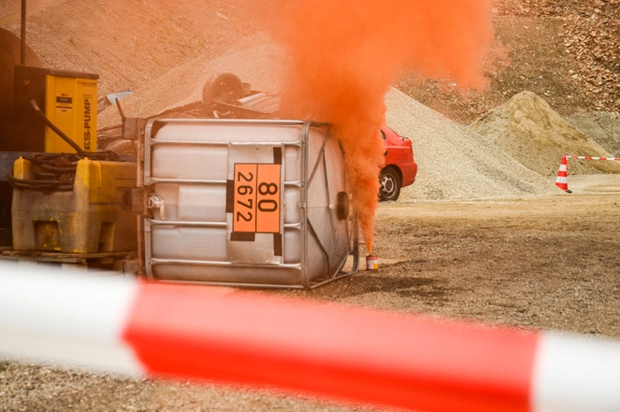 So ereignete sich beim Versuch, den zwei vermissten Arbeitern in der brennenden Werkstatt zu Hilfe zu eilen, ein Verkehrsunfall mit drei Fahrzeugen und vier verletzten Personen. 