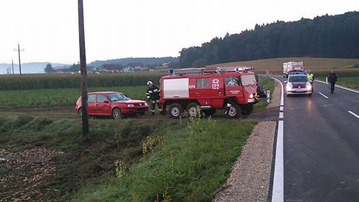 Die Feuerwehr Berndorf barg das Unfallfahrzeug