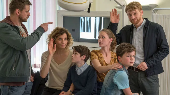 Zwei Papas, zwei Mamas und zwei Söhne: die bunt zusammengewürfelte Bonusfamilie. 