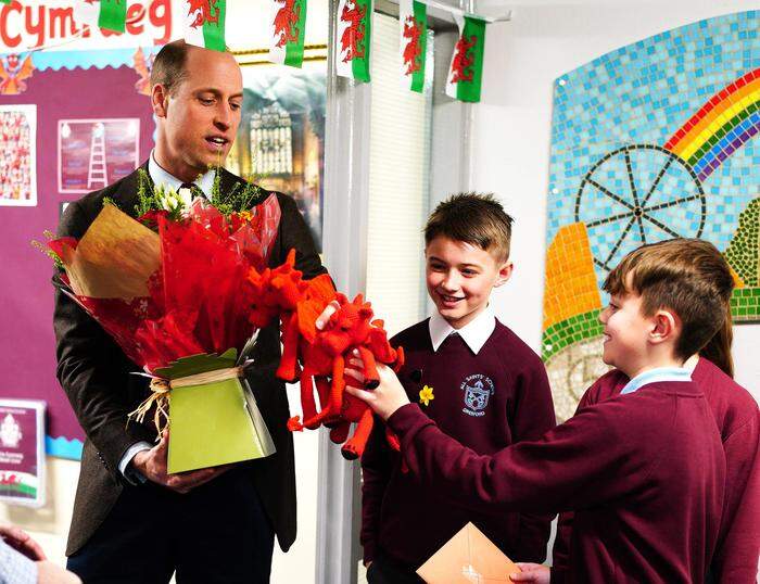 Die Schüler der All Saints School in Wrexham beschenkten den Prinzen: Es gab Blumen für Kate und Stoffdrachen (Wales‘ Wappentier) für George, Charlotte und Louis