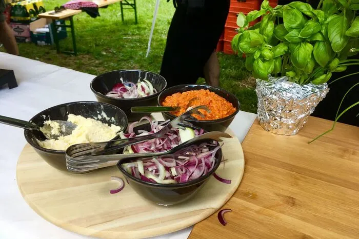 Die klassischen "Beilagen": Frische Zwiebel, Ajvar und Kajmak