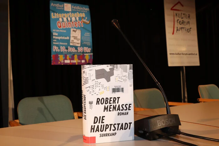 Die Jury bezeichnete Robert Menasses Roman „Die Hauptstadt“ als „vielschichtigen Text, der auf meisterhafte Weise existentielle Fragen des privaten und des politischen Miteinanders verwebt und den Leser ins Offene entlässt“.