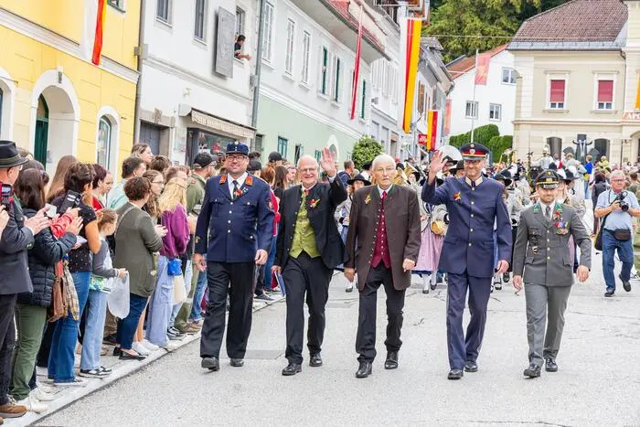 Der besondere Moment, wenn der Festanzug von den Verantworlichen angeführt wird